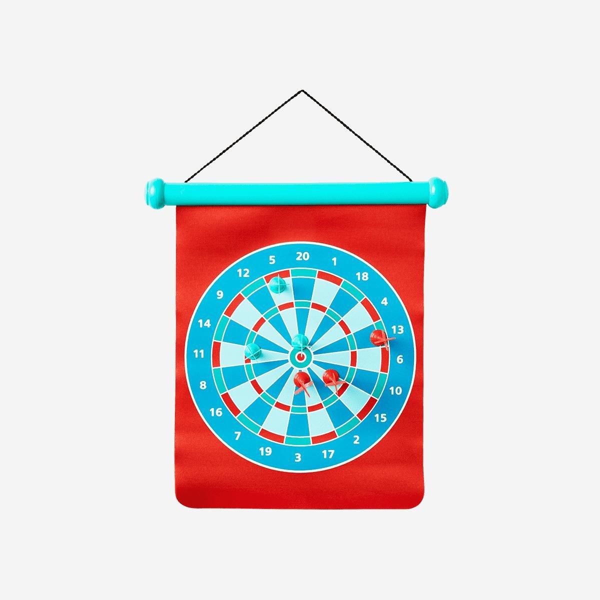 Magnetic darts game