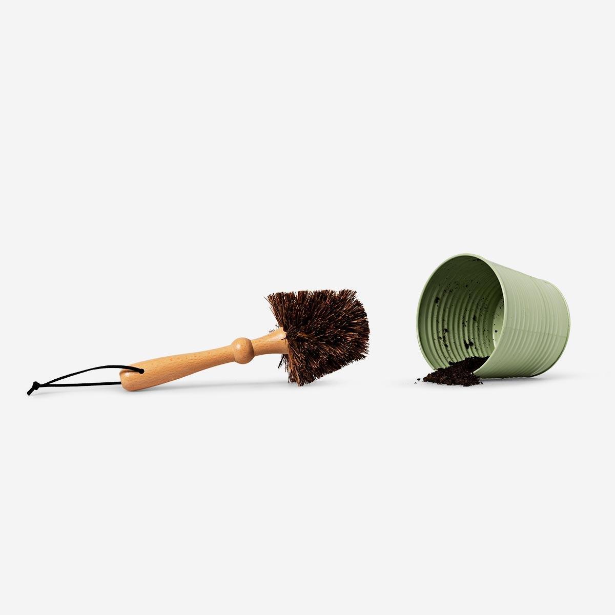 Wooden flowerpot brush