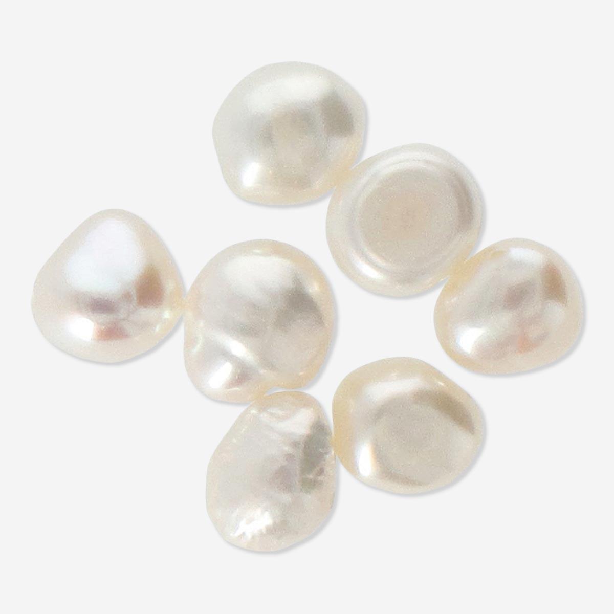 White freshwater pearls. 8 pcs