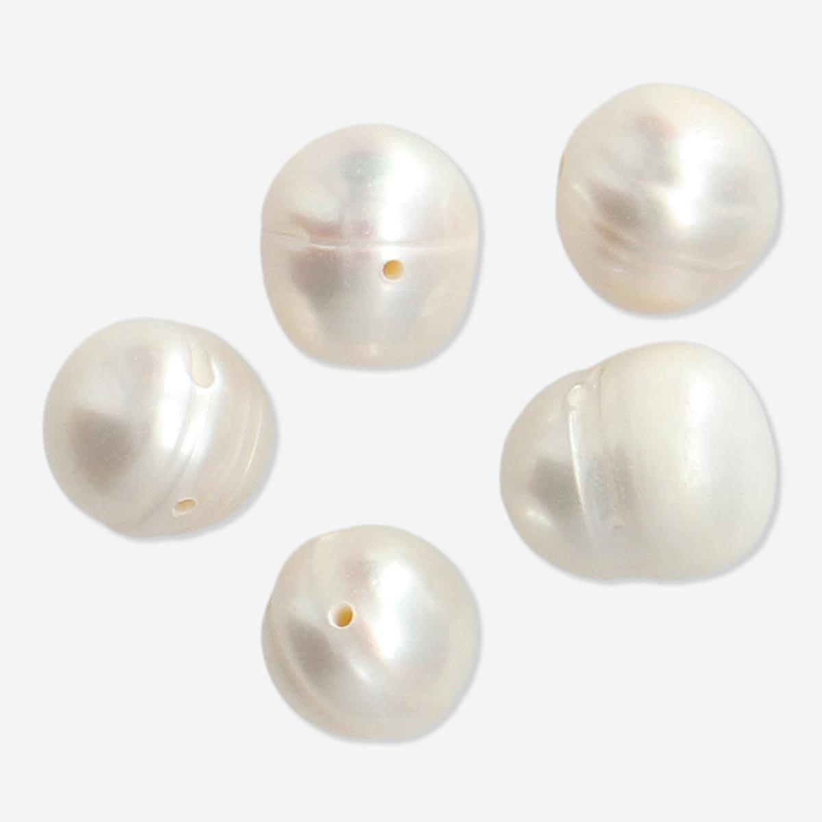 White freshwater pearls. 5 pcs