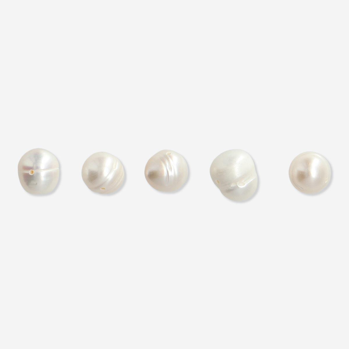 White freshwater pearls. 5 pcs