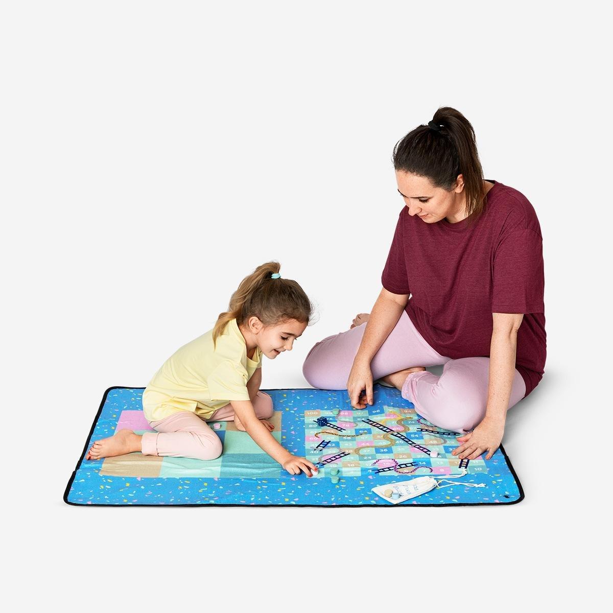 MULTI      Board game picnic blanket. 4 games