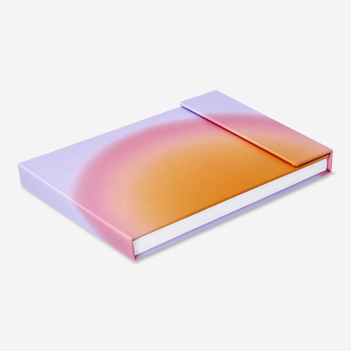 Multicolour notepad with magnetic closure